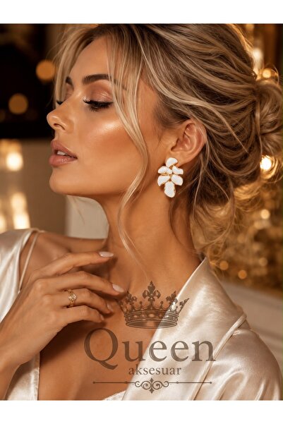 QUEEN AKSESUAR أقراط فاخرة من الجلد السويدي الأبيض غير اللامع بمظهر ذهبي وفضي...