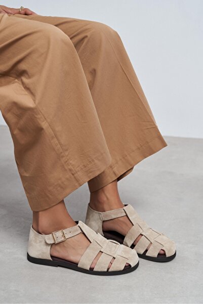 NİŞANTAŞI SHOES صندل نسائي من مارسيل مصنوع من الجلد السويدي باللون البيج وتفا...