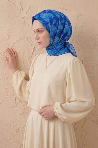 Silk Home وشاح ناعم بنقشة الزهور باللون الأزرق الداكن 90x90