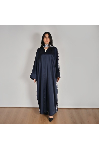 HAWRAA ABAYA عباية من قماش الحرير بقصة بشت وأكمام واسعة تتميز بطبعة عصرية
