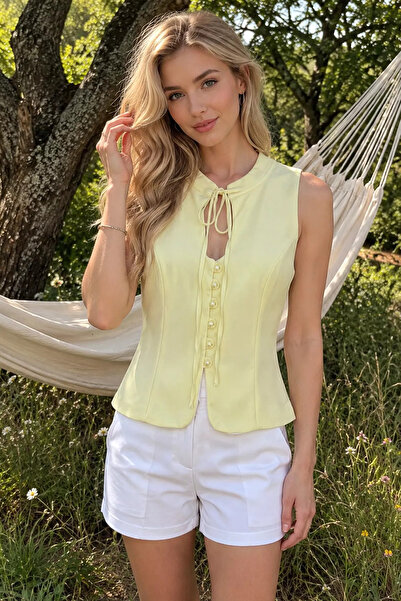 Aryena بلوزة نسائية صفراء مزينة بأزرار