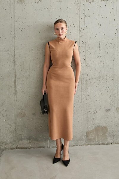 Elbee Fashion Woman Πλεκτό φόρεμα σε χρώμα καμηλό με λεπτομέρεια στην πλάτη