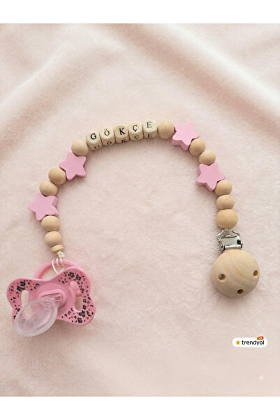 🎀 Kız Bebekler İçin Pembe Emzik Askısı 🎀 Minik prensesleriniz için hem şık hem de kullanışlı bir emzik askısı 💕 Sevimli pembe tasarımıyla bebeğinizin kıyafetlerine zarif bir görünüm katar.