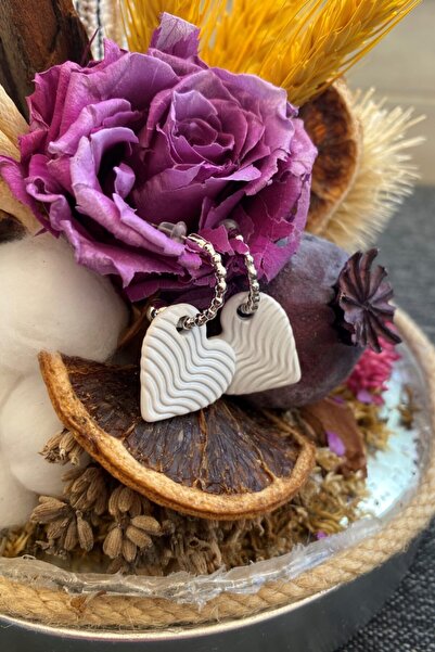 Leerybee أقراط قلب مضادة للحساسية باللون الأبيض اللامع