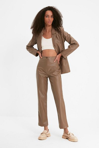 Trendyol Collection Gerade geschnittene Nerz-Kunstlederhose – TWOAW22PL0284