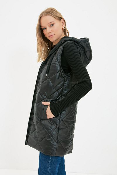 Trendyol Modest Schwarze lange Pufferweste mit Kapuze und Reißverschluss TCTAW22YE0093
