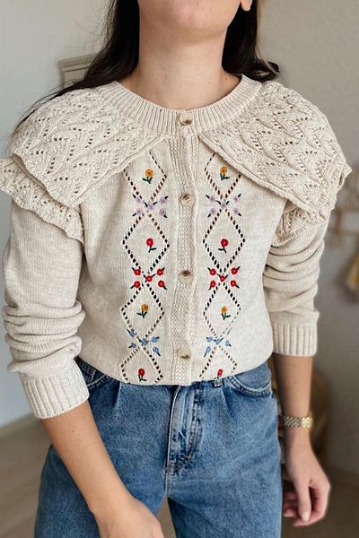 FEMELLE Women's Cream Color Floral Embroidery Buttoned Knitwear Cardigan