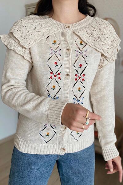 FEMELLE Kadın Krem Renk Çiçek Nakış Işlemeli Düğmeli Triko Hırka