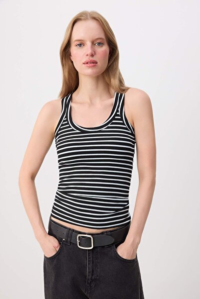 Trendyol Collection قميص داخلي محبوك مرن بخطوط سوداء وحزام سميك TWOSS26AL00123