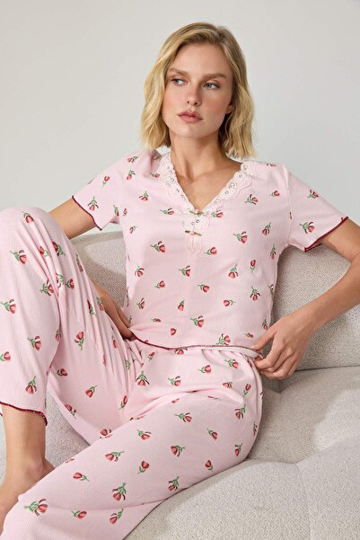Trendyol Collection طقم بيجامة محبوك بتفاصيل دانتيل زهرية وردية اللون THMSS26...