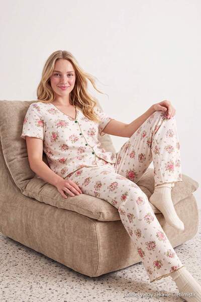 Trendyol Collection طقم بيجامة محبوكة مزخرفة بالزهور باللون الأخضر الفاتح مع ...