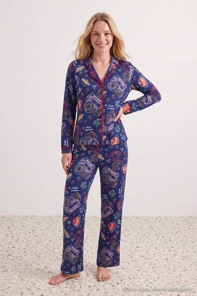 Trendyol Collection طقم بيجامة محبوكة مطبوعة ممتعة باللون الأزرق الداكن مصنوع...