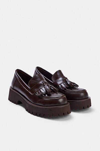 TRENDYOL SHOES حذاء لوفر نسائي بتفاصيل شرابة باللون البني الداكن TAKAW27LA00005