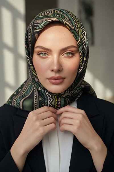 Vissona % 57 İPEK % 43 VİSKONTwill İpek Etnik Desenli Siyah - Zümrüt Yeşili R...
