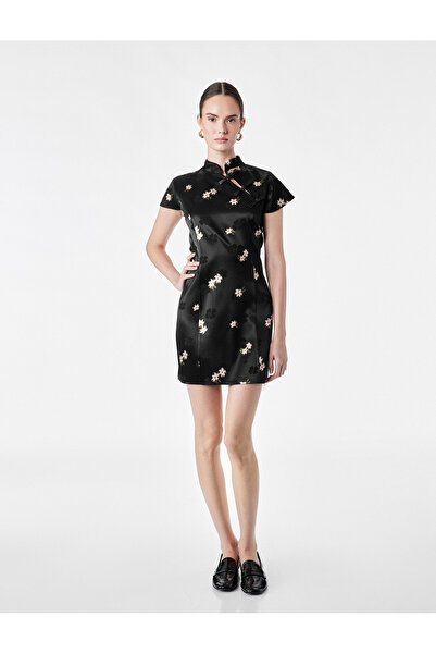 Koton Slim Fit Süs Düğmeli Kap Kol Mandarin Yaka Çiçekli Saten Qipao Mini Elbise