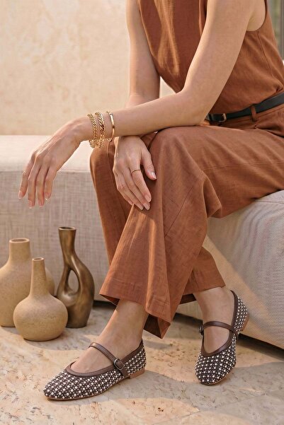 Stilbagshoes حذاء نسائي مسطح من سييرا مزين بحجر اللؤلؤ باللون البني