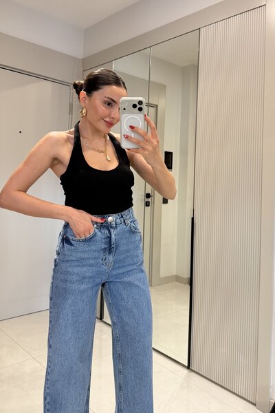 Gizem Ecemiş Leuven Black Halter Neck Crop