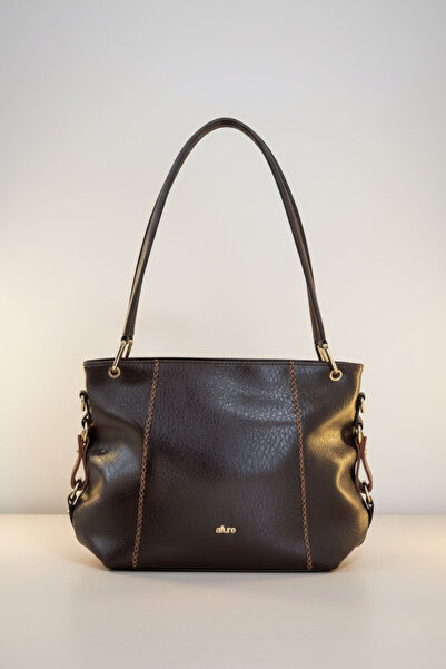 LYRA Bags & Accessories حقيبة كتف أنيقة وعملية باللون البني الحار