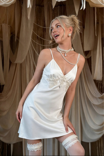Wakabayashi MAISON BRIDE LUCIENNE GECELİK - Ekru saten bridal gecelik, sırt dekolteli, işlemeli ve dantelli