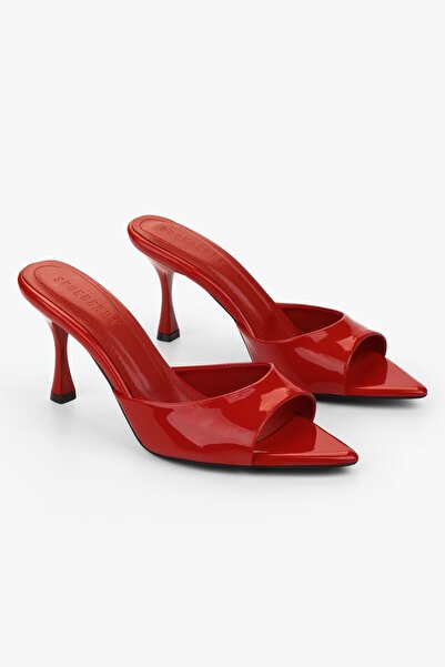 Shoeberry شبشب نسائي بكعب من الجلد اللامع باللون الأحمر من كريستا