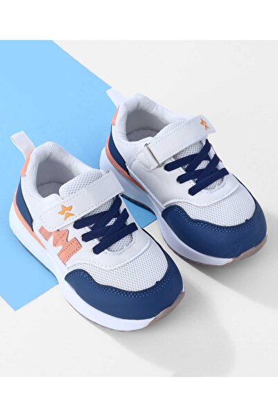 Cute Walk by Babyhug حذاء رياضي بإغلاق فيلكرو مع تفاصيل من الدانتيل - أبيض