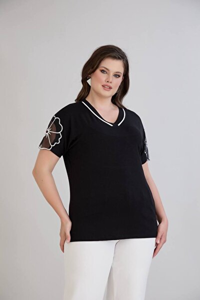 QUAWEAR V Yaka Papatya Dantel Detaylı Penye T-Shirt