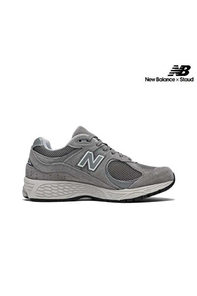 New Balance x Staud حذاء رياضي كاجوال 2002R متعدد الألوان باللون الرمادي