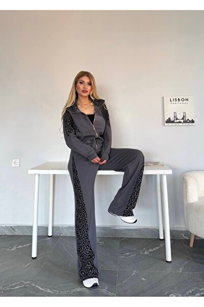 Bella Belluci بدلة مرنة بخصر مرتفع وتفاصيل جلد الفهد مع سحابات