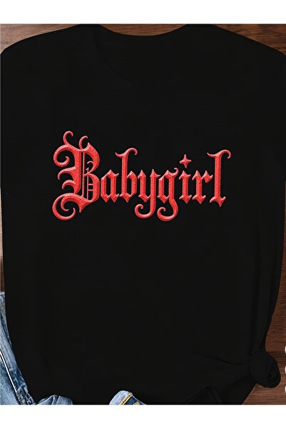 1001 Line تي شيرت نسائي فضفاض بتصميم قوطي مع شعار 'Babygirl' - أسود وأحمر مع ...