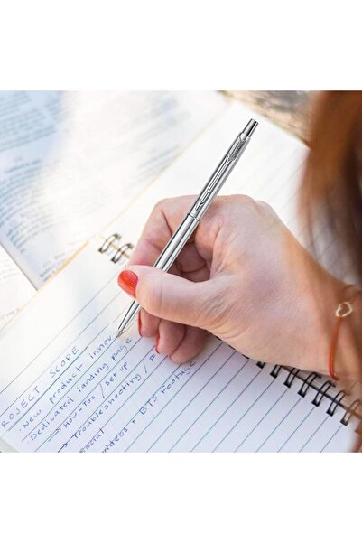 Parker قلم حبر جاف كلاسيكي من الفولاذ المقاوم للصدأ مع حواف من الكروم، مناسب للاستخدام التجاري والمهني من باركر، بحبر أزرق اللون.