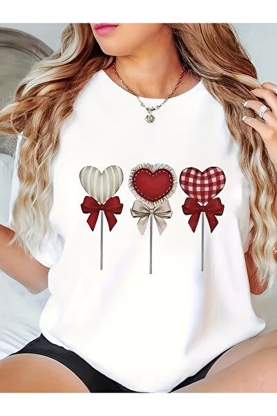 1001 Line تي شيرت نسائي أبيض بأكمام قصيرة بتصميم قلب جذاب، يتميز بقصة مريحة ب...