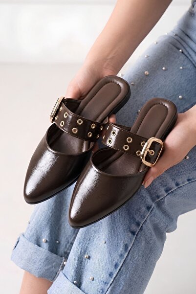 FUGA MODA شبشب نسائي من الجلد اللامع المتجعد باللون البني من ساليرنو مع إبزيم...