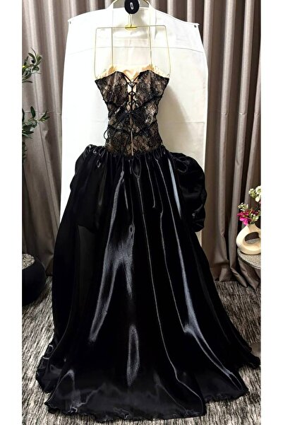 FASHION فستان ذهبي مطرز بتصميم ضيق، مضاف إليه كاب أسود فاخر بأكمام منتفخة وذي...