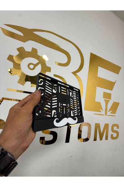 B&E Customs Lazer Bıyık Figürlü Pleksi Motor Plakalığı Siyah – Lazer Kesim Dekoratif Motorsiklet Plakalık