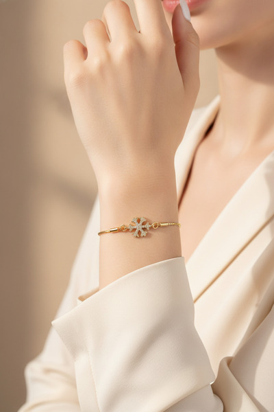 Jack Ferrero سوار مجوهرات نسائي قابل للتعديل باللون الأصفر مرصع بحجر الزركون ...