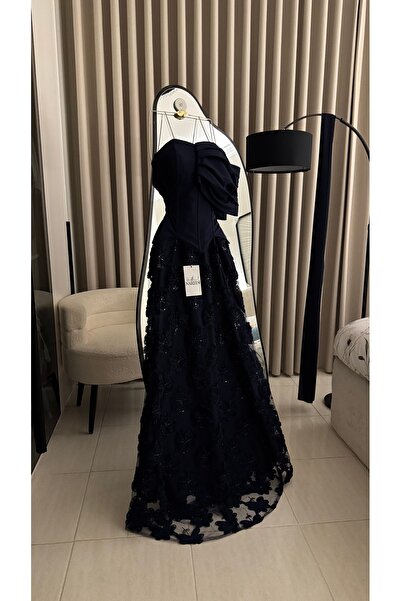 Nareen Fashion فستان سهرة كحلي فاخر بتصميم ملكي أنيق، يتميز بتفاصيل ناعمة عند...