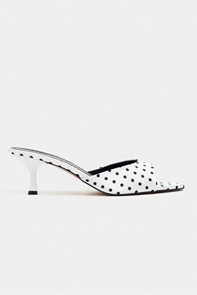 NİŞANTAŞI SHOES شبشب نسائي بكعب رفيع ونعل مدبب منقوش باللون الأبيض من بروميس
