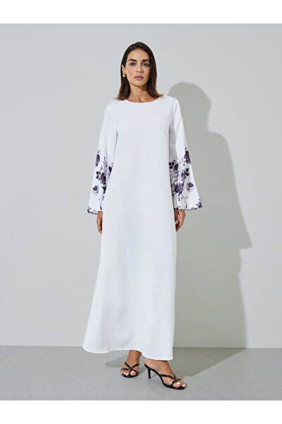 Amirah By Styli جلابية بيضاء برقبة مستديرة وأكمام مزينة بالزهور