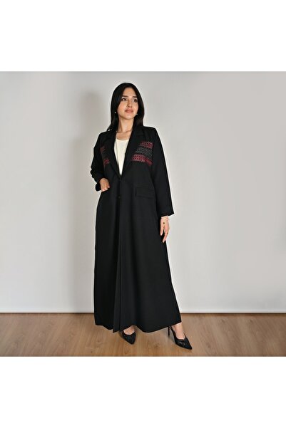 HAWRAA ABAYA عباية بليزر سوداء مزينة بتطريز مستوحى من نقشة تراثية