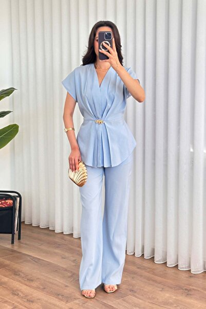 Moda Days Γυναικείο σετ Baby Blue - Σετ με πιέτες, χρυσή καρφίτσα, λεπτομέρει...