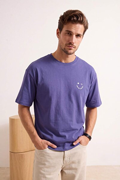 Trendyol Kollektion Lila Oversize/T-Shirt mit Slogan-Stickerei aus 100 % Baum...