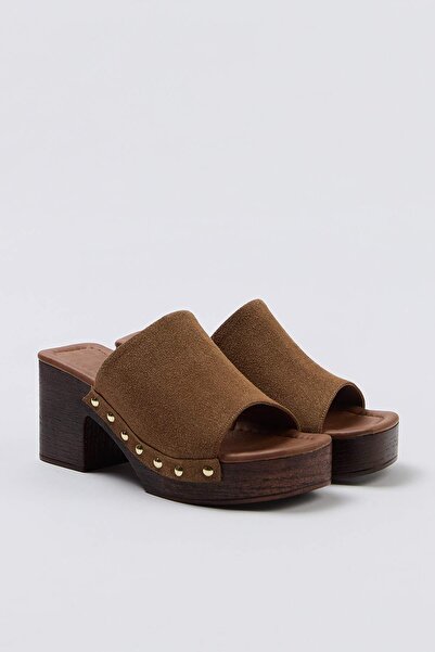 TRENDYOL SHOES Hellbraune Damenschuhe mit Blockabsatz aus Holz TAKSS26TO00105