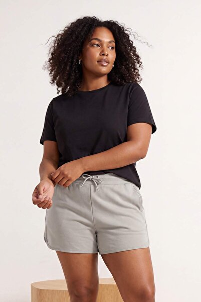 Trendyol Curve Graue, detaillierte Basic-Shorts mit Paspelierung und bequemen...