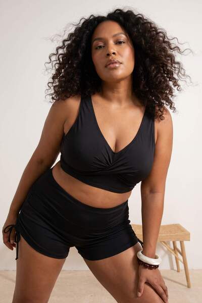 Trendyol Curve Top de bikini negru cu detaliu încrucișat în față, mărime mare...