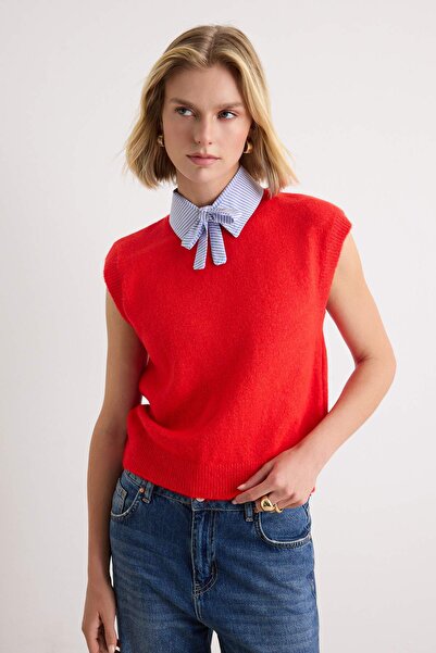 Trendyol Collection قميص أحمر بتفاصيل ياقة ونسيج ناعم ونسيج محبوك TWOAW27SV00003
