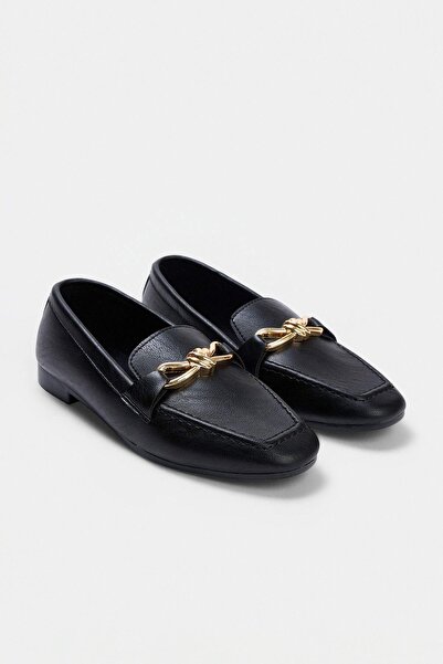 TRENDYOL SHOES Μαύρα γυναικεία παπούτσια loafer με χρυσή αγκράφα TAKAW27LA00004