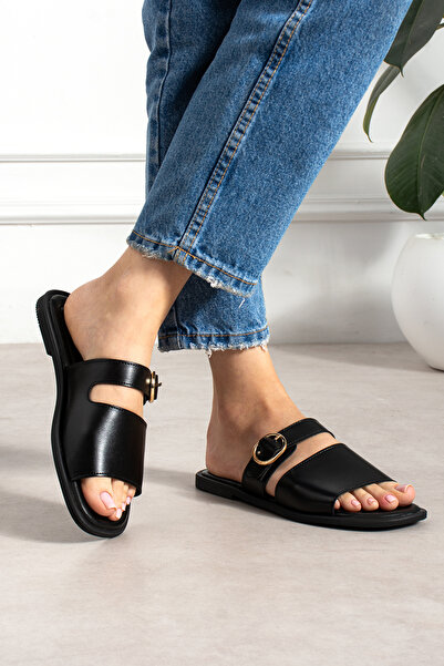 LORENN SHOES شبشب نسائي من ميرا باللون الأسود غير اللامع مع تفاصيل مشبك ذهبي ...