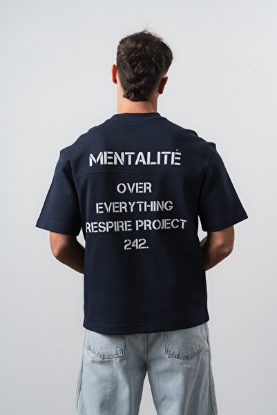 Respire تي شيرت رجالي من Mentalite مطبوع بقصة عادية باللون الأزرق الداكن