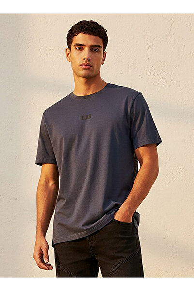Lee Cooper تيشيرت رجالي بقصة عادية، ياقة دائرية، أكمام قصيرة، مطبوع عليه شعار