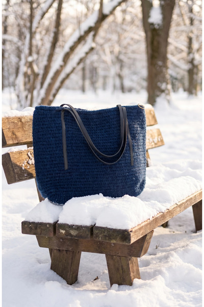 Meya design Elegant Touch: Hand-Knitted Shoulder Bag Made from Felt Yarn